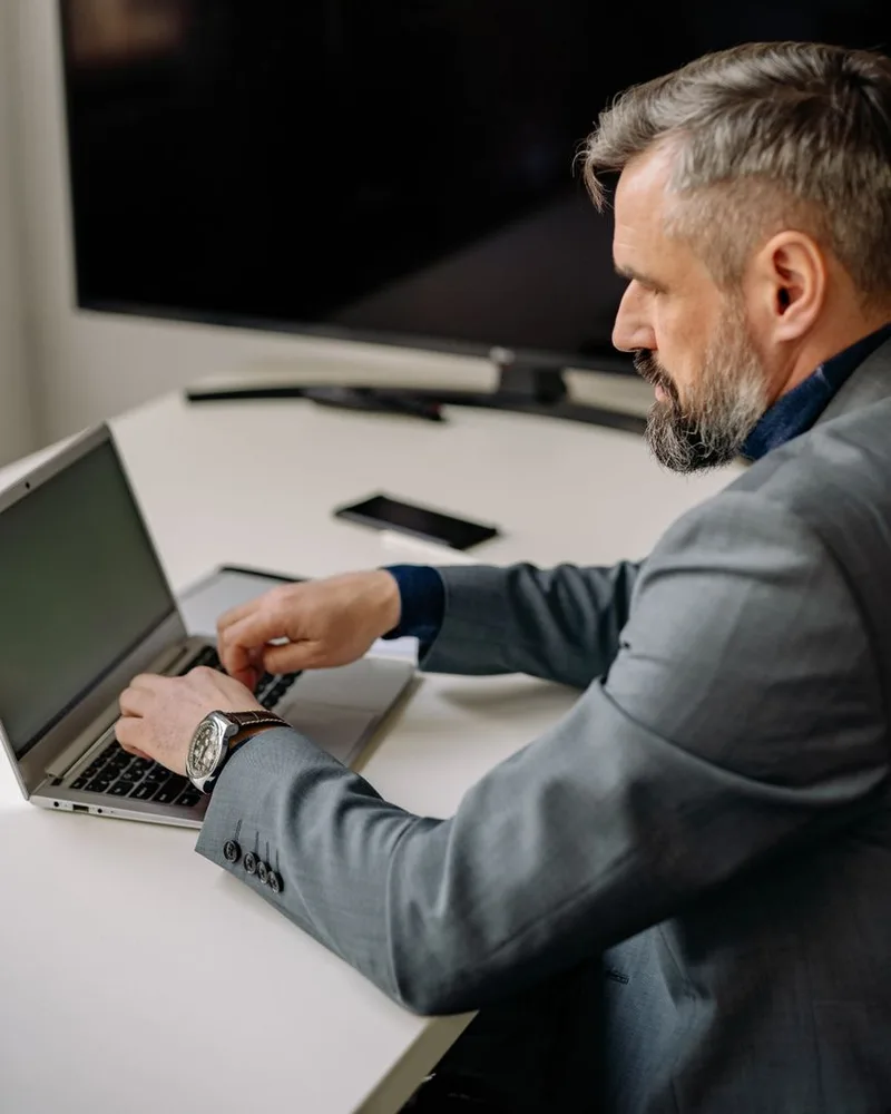 Cadre pressé au bureau