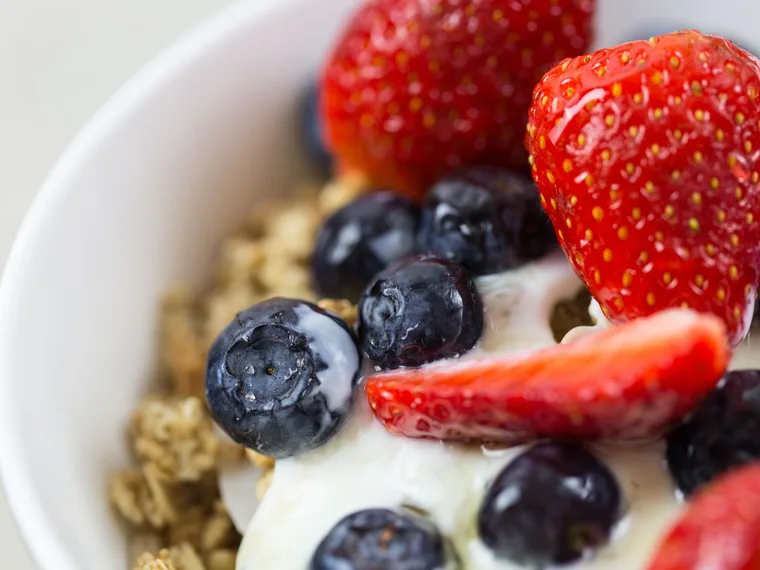 Bowl granola, yaourt et fruits