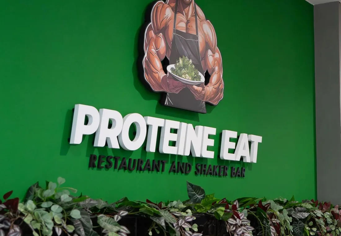 Salle du restaurant Protéine Eat Toulouse Saint-Martin, shaker bar
