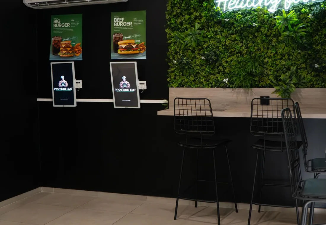 Espace et places assises chez Protéine Eat Saint-Martin