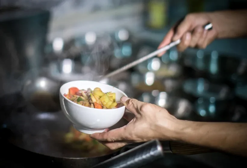 Chef préparant des légumes frais