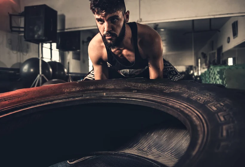 Sportif savourant un repas sain